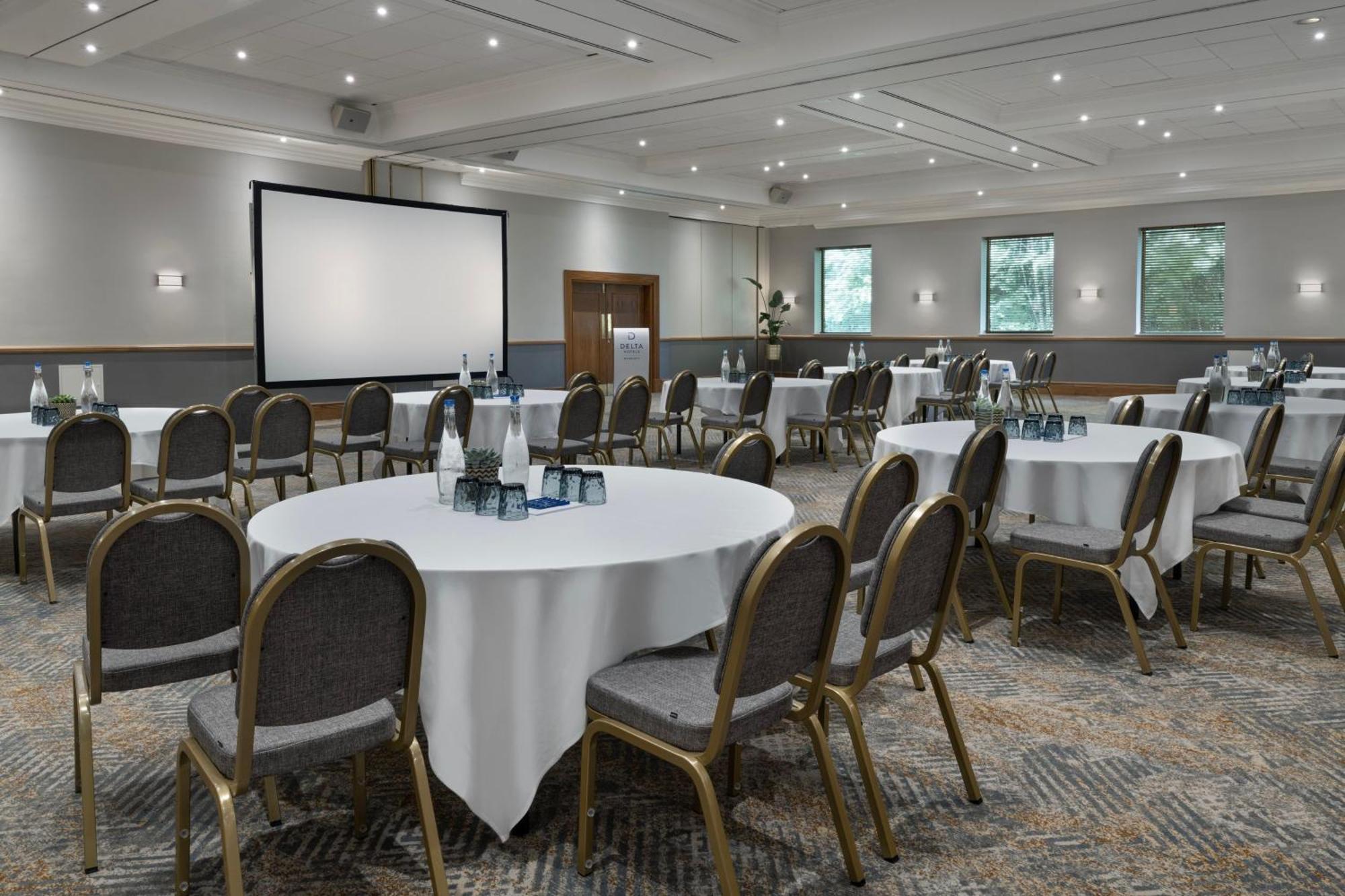 Delta Hotels By Marriott Swindon Exterior photo
