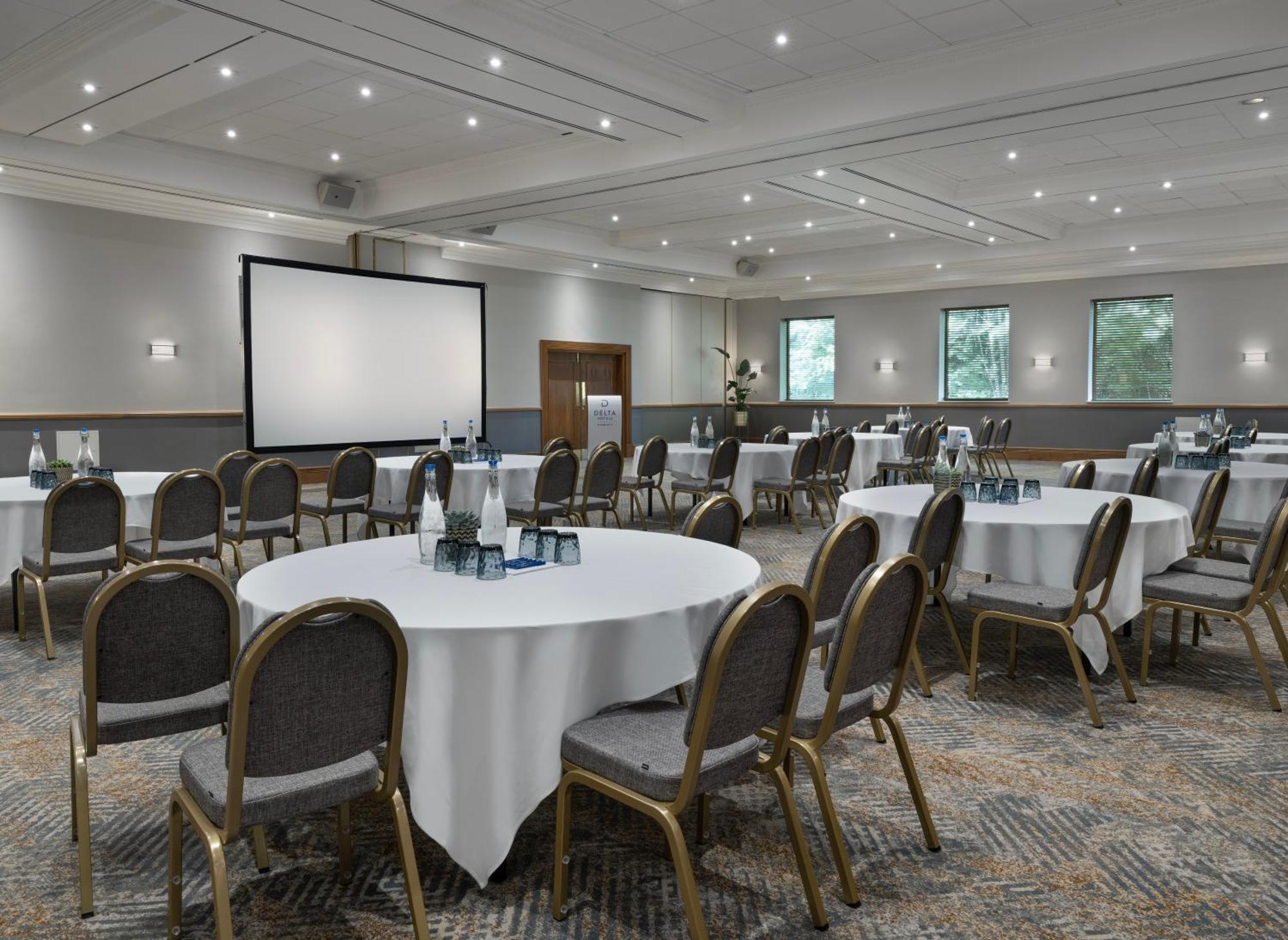 Delta Hotels By Marriott Swindon Exterior photo